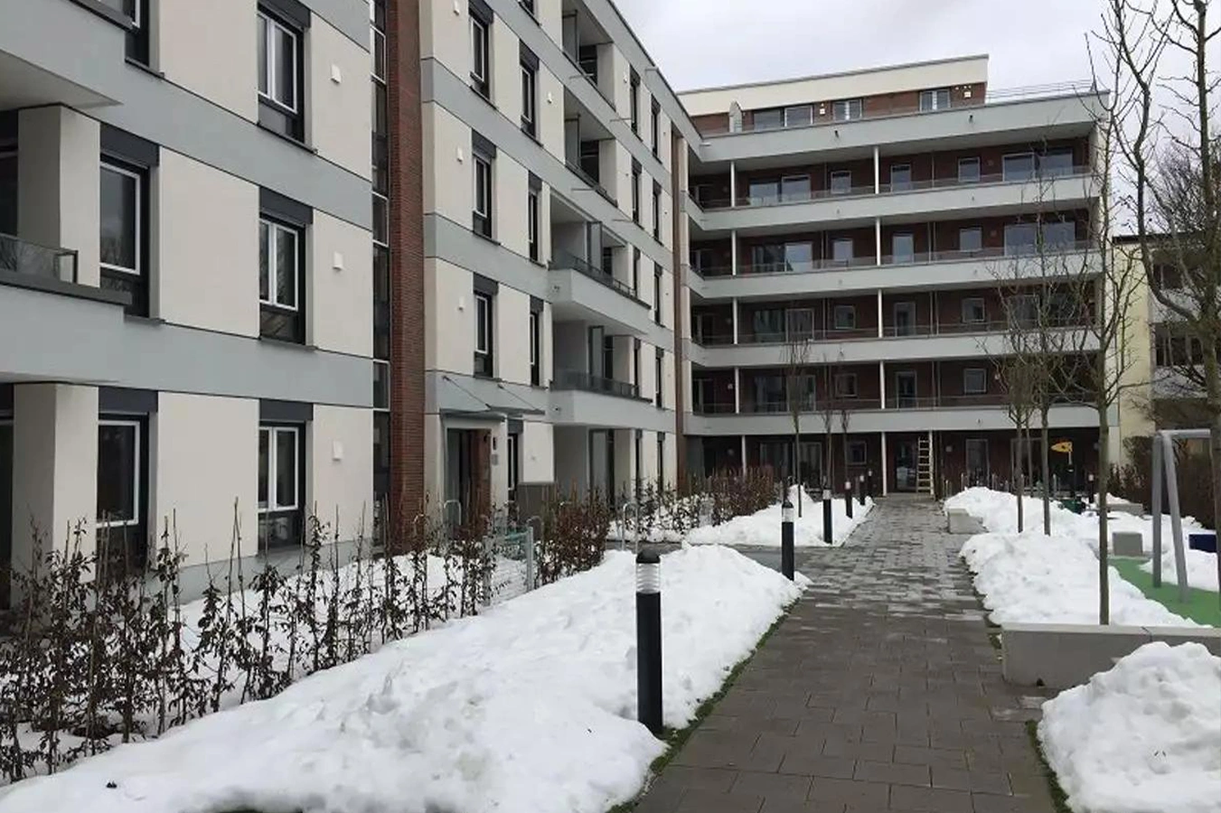 Winterdienst an einer Wohnanlage